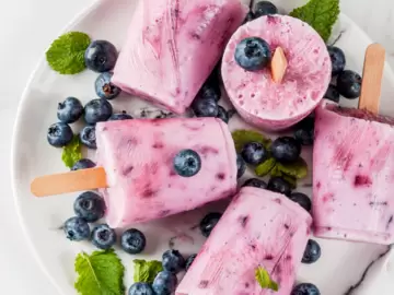 Berry Frozen Yogurt Popsicles