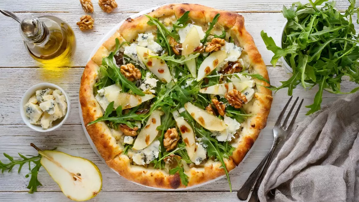 Heart Healthy Pear, Arugula and Caramelized Onion Pizza