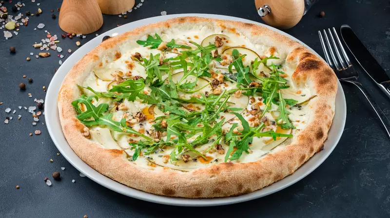Heart Healthy Pear, Arugula and Caramelized Onion Pizza