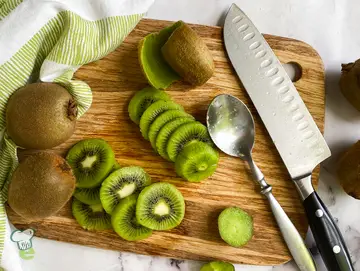 How to Peel a Kiwi with a Spoon