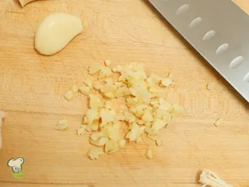 How To Mince Garlic Cloves: Easy Tips from an Expert Chef