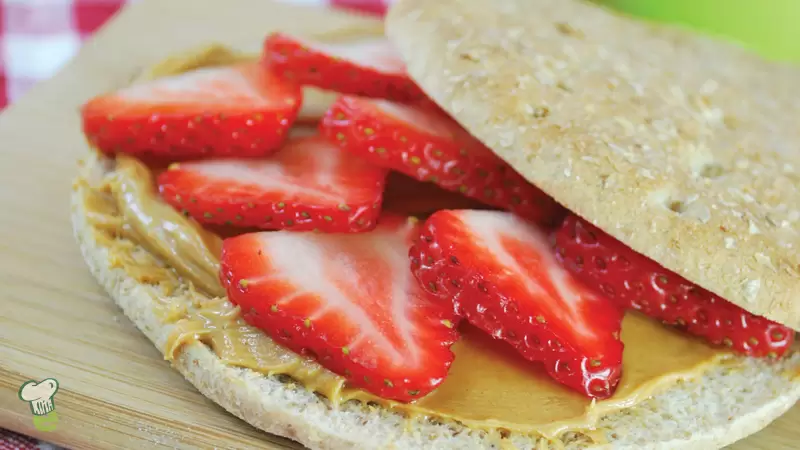 Heart Healthy Peanut Butter and Berry Sandwich
