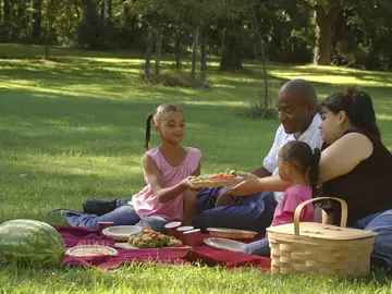 Pack These Tasty Foods for a Healthy Summer Picnic