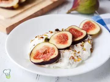 Fresh Figs with Yogurt