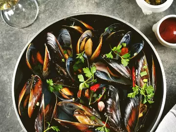 Mussels in Garlic Wine Sauce